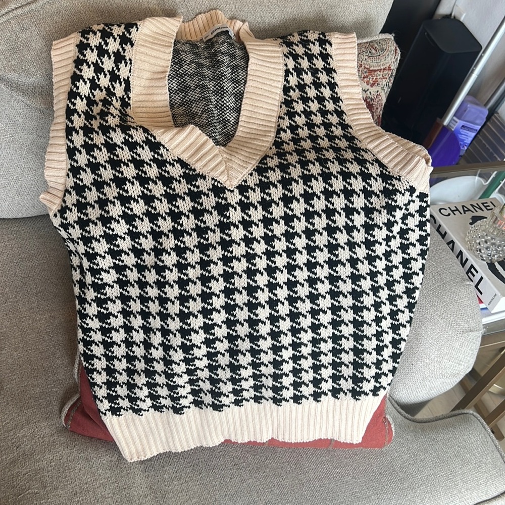 Houndstooth Knit Sweater Vest